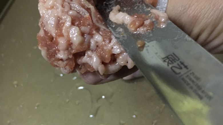 自制黑椒脆皮肠,装上肉碎用抹刀边往身边压，不是直接插进去的