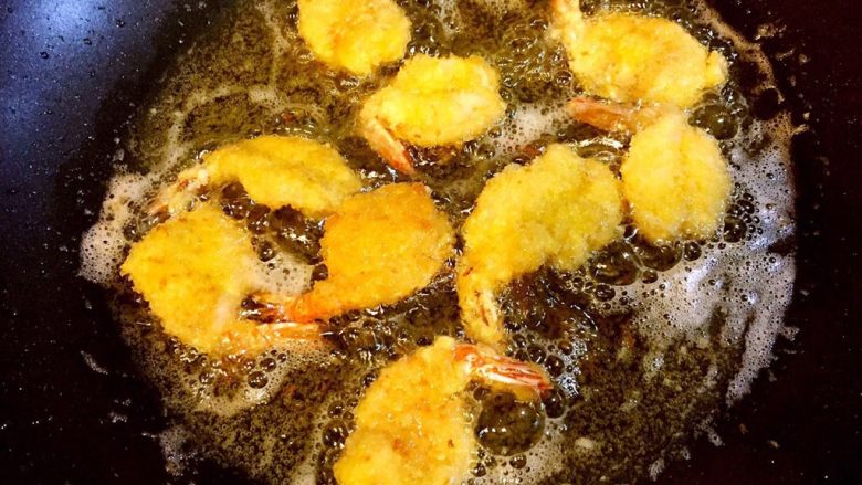 吉利虾,虾全部包裹完后，油烧至六成热，分批把虾放入锅中炸至两面金黄，炸的时候火候为中火偏小些