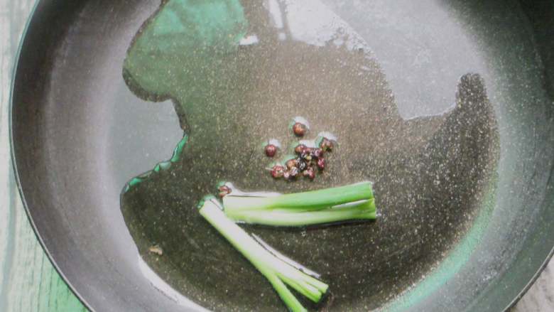 糖醋藕丁,锅内放入2勺油，下葱段和花椒爆香扔掉
