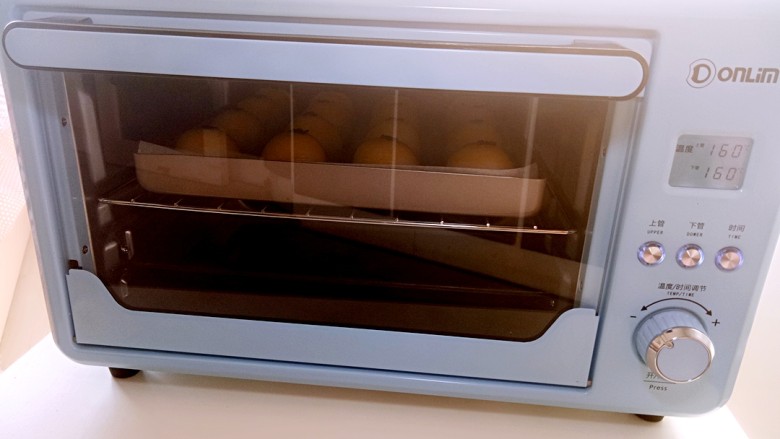 蛋黄酥,东菱DL-K25H烤箱160度预热10分钟后放入烤箱。160度烤30分钟。