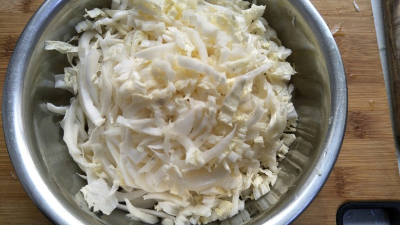 巧拌～白菜蜇皮,放在一个盆中。