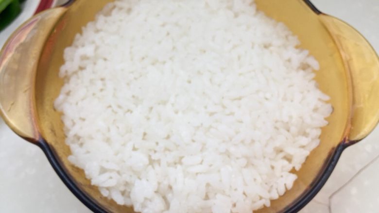 阿晨私房菜➕台式卤肉饭,准备米饭。用圆碗盛一碗米饭，压紧