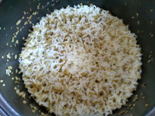 黎麦饭团,黎麦和香米洗净倒入电饭锅里焖熟备用。