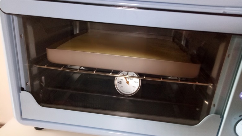 蛋糕卷,再把烤盘放入烤箱继续160度烤20分钟。
