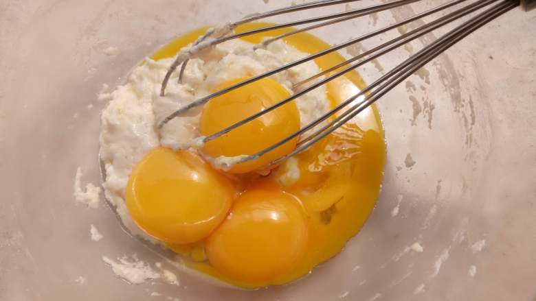 蛋糕卷,加入蛋黄拌匀，后蛋法，口感比较细腻。