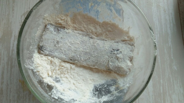 家常炖带鱼,腌制好的带鱼放在面粉里，裹一层面粉