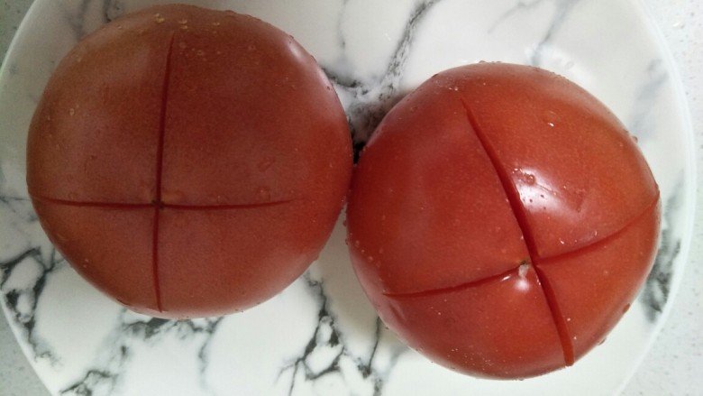 西红柿疙瘩汤,西红柿顶部划十字