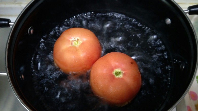 西红柿疙瘩汤,用开水烫几秒