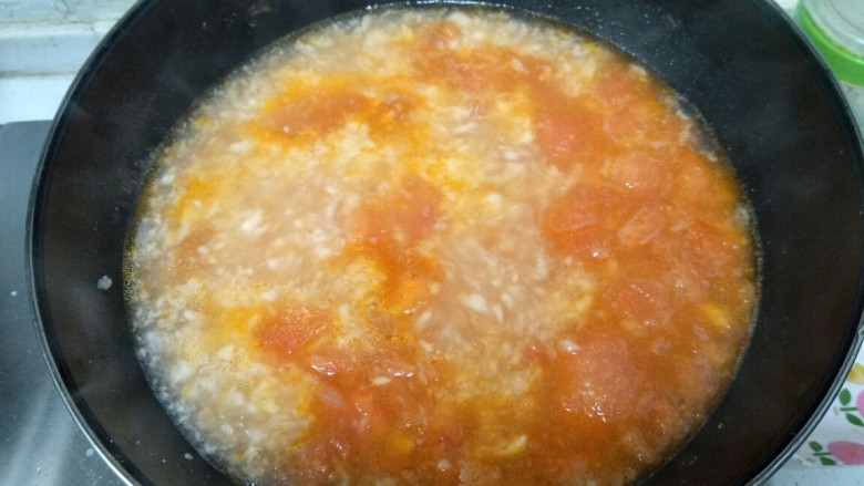 西红柿疙瘩汤,水开加入盐，面絮，中途搅拌几次，防止粘锅
