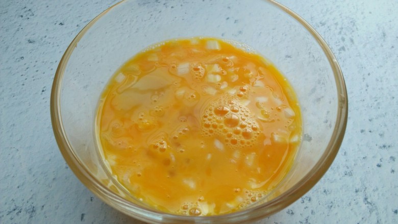 尖椒丝炒鸡蛋,葱花加入蛋液，打散