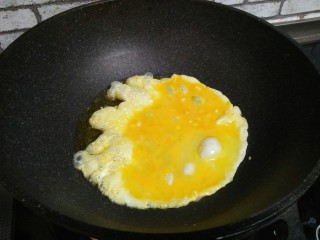 尖椒丝炒鸡蛋,油热，加鸡蛋液，炒出鸡蛋块