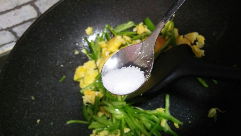 尖椒丝炒鸡蛋,加盐