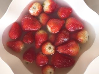 下午茶の草莓慕斯,再次将草莓放入水中并加入专用的果蔬清洗粉（贝壳粉）浸泡10分钟进行深层清洗。