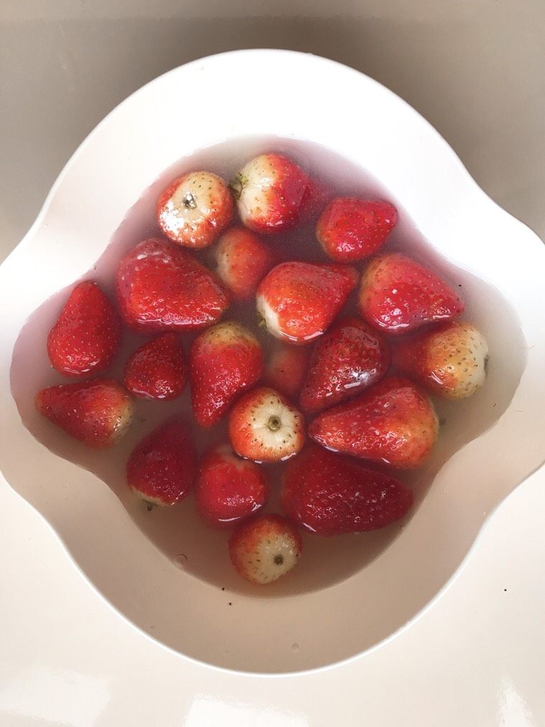 下午茶の草莓慕斯,再次将草莓放入水中并加入专用的果蔬清洗粉（贝壳粉）浸泡10分钟进行深层清洗。