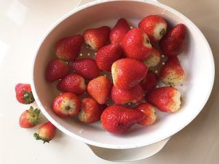 下午茶の草莓慕斯,将草莓洗净控水。