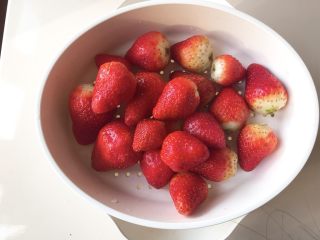 下午茶の草莓慕斯,将草莓洗净去蒂。