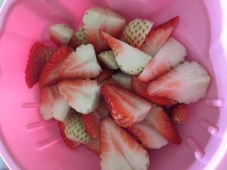 草莓雪媚娘,将草莓洗净切小块
