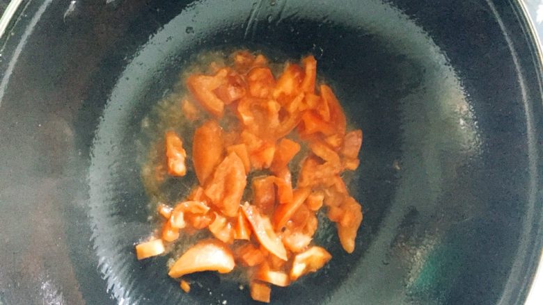 西红柿蛋花汤,起锅烧油把西红柿炒熟！