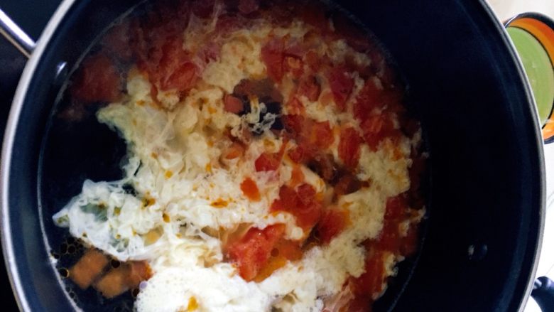 西红柿蛋花汤,水开后、把搅好的鸡蛋均匀倒进去！放香菜 、关火