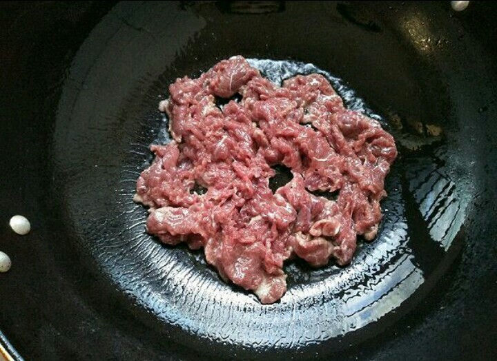 彩椒虾仁牛肉,热锅放油加入牛肉小火煎一会