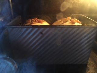 70%中种北海道吐司,烤箱预热180度，约烤40分钟