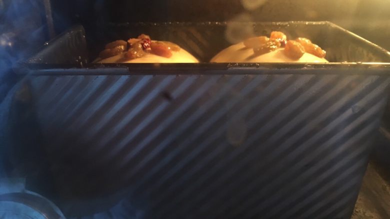 70%中种北海道吐司,烤箱预热180度，约烤40分钟