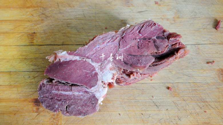 回锅牛肉炒青椒蒜苗 五香牛肉的新吃法,切下来一块约300克。