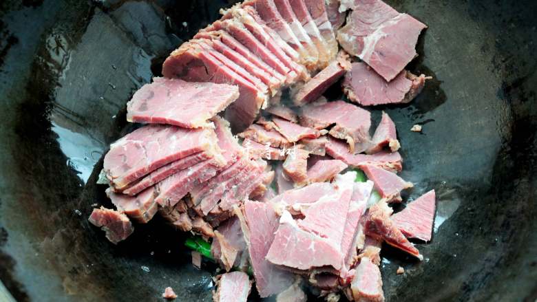 回锅牛肉炒青椒蒜苗 五香牛肉的新吃法,爆香后倒入切片的牛肉。