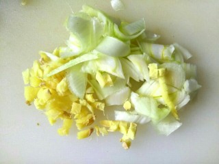 干锅菜花,葱姜切碎