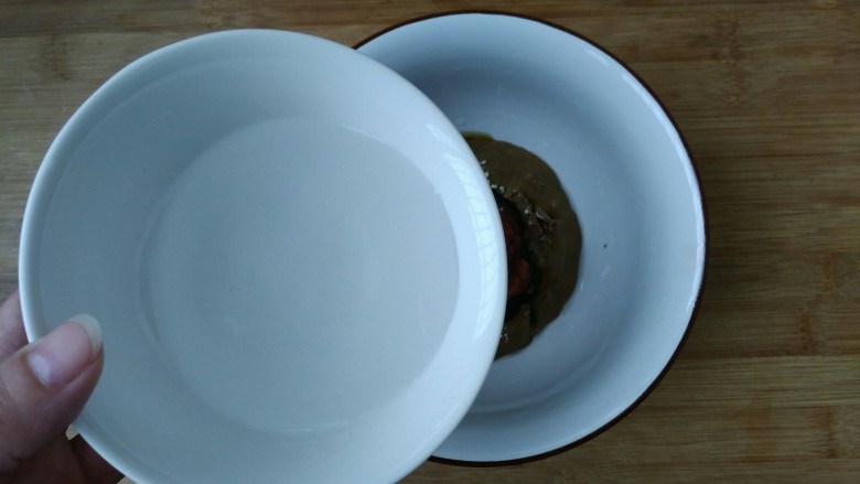 教你调制一碗美味的火锅蘸料,先加入少量清水搅拌均匀。（先少量加水的目的是先把所有食材搅拌均匀）