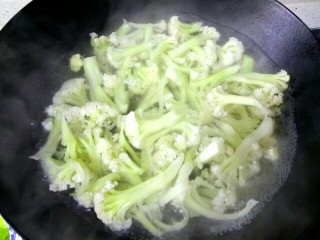 干锅菜花,烧一锅热水，放几滴油和一勺盐，水开后倒入菜花，烧开2分钟。