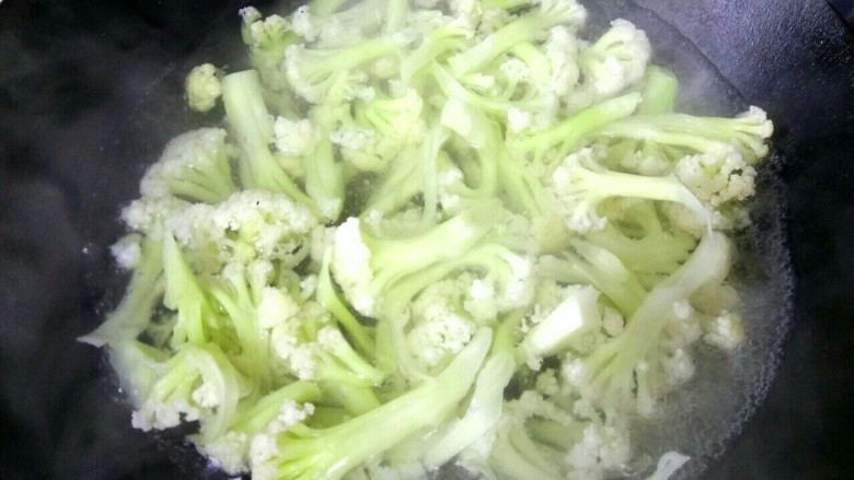 干锅菜花,烧一锅热水，放几滴油和一勺盐，水开后倒入菜花，烧开2分钟。