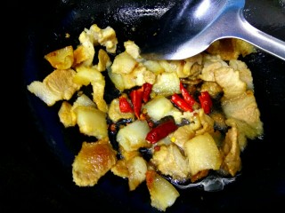 干锅菜花,煎至两面变黄，油耗出，肉卷曲，放入红辣椒花椒翻炒