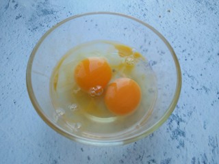 蒜苗炒鸡蛋,鸡蛋打入碗