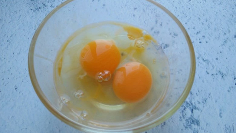 蒜苗炒鸡蛋,鸡蛋打入碗