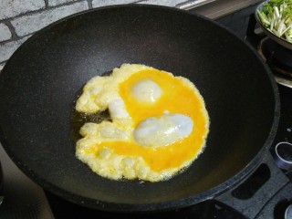 蒜苗炒鸡蛋,油热，加入鸡蛋液