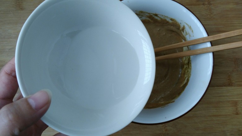 教你调制一碗美味的火锅蘸料,继续少量一点点加入清水，一边加入一边搅拌。