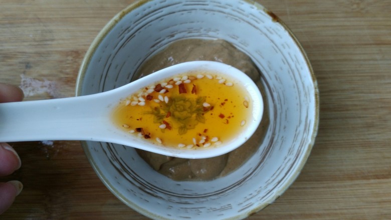 教你调制一碗美味的火锅蘸料,把一部分蘸料倒入一个小碗中。爱吃辣可放少量辣椒油（不吃的话这部可以省略）。