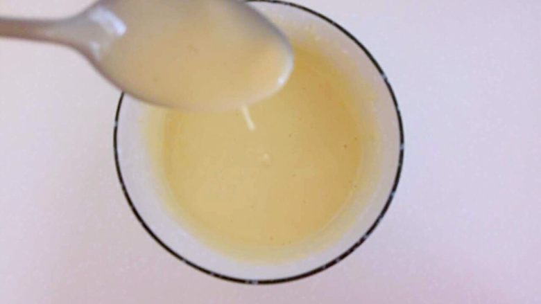 宝宝辅食-鸡蛋网饼
18M+,鸡蛋磕碗里，加入配方奶和面粉，理想状态勺子舀起能流畅滑落，纹路能保持2秒。（面粉过筛一下更容易搅拌均匀）。