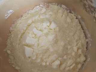 熬糖版低糖坚果牛轧糖,倒入奶粉，用硬刮刀或木铲翻拌均匀