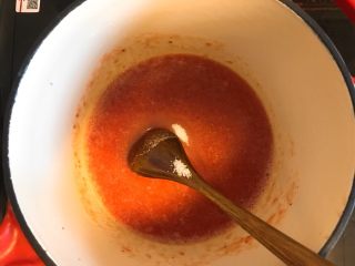 下午茶の草莓慕斯,将300g草莓打成泥和细砂糖放入无油无水的锅中小火加热使糖融化，关火。