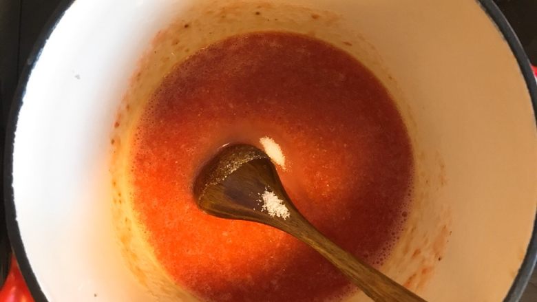下午茶の草莓慕斯,将300g草莓打成泥和细砂糖放入无油无水的锅中小火加热使糖融化，关火。