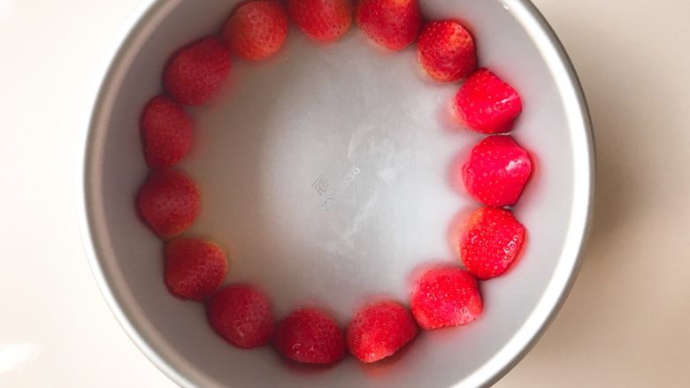 下午茶の草莓慕斯,将草莓对半切沿着活底慕斯模具摆一圈。