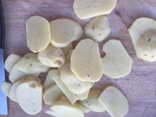 土豆卤,切成0.5厘米左右的厚片
