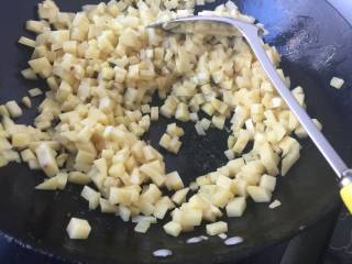 土豆卤,一定多放油 不然会粘锅的 一定要炒到没个土豆丁都油汪汪的 这样才不会有土豆的土腥味
