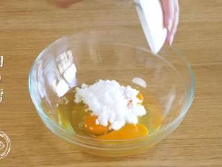 12m+无水蜂蜜蛋糕（宝宝辅食）,首先，鸡蛋打入碗中，放入细白糖~
