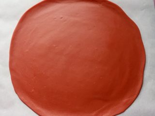 新年旺旺旺,将发酵好的面团分别排气揉匀后，取红色面团用擀面杖擀成1cm厚的大面片。