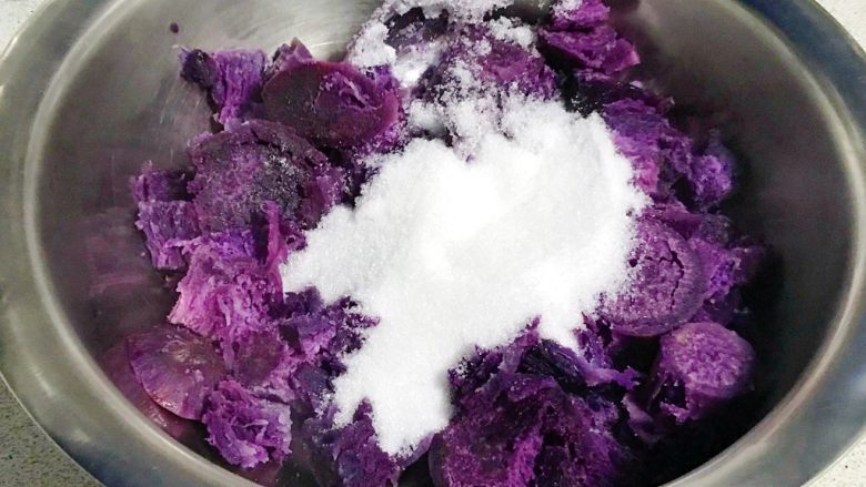 芝麻紫薯糯米饼,倒入40克—60克的糖，根据自己的口味选择糖份。