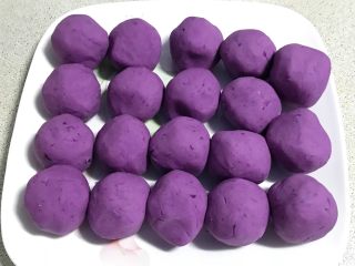 芝麻紫薯糯米饼,搓成大小均匀的面团。（大概65克）