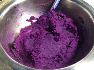 芝麻紫薯糯米饼,糖和紫薯充分搅拌均匀。